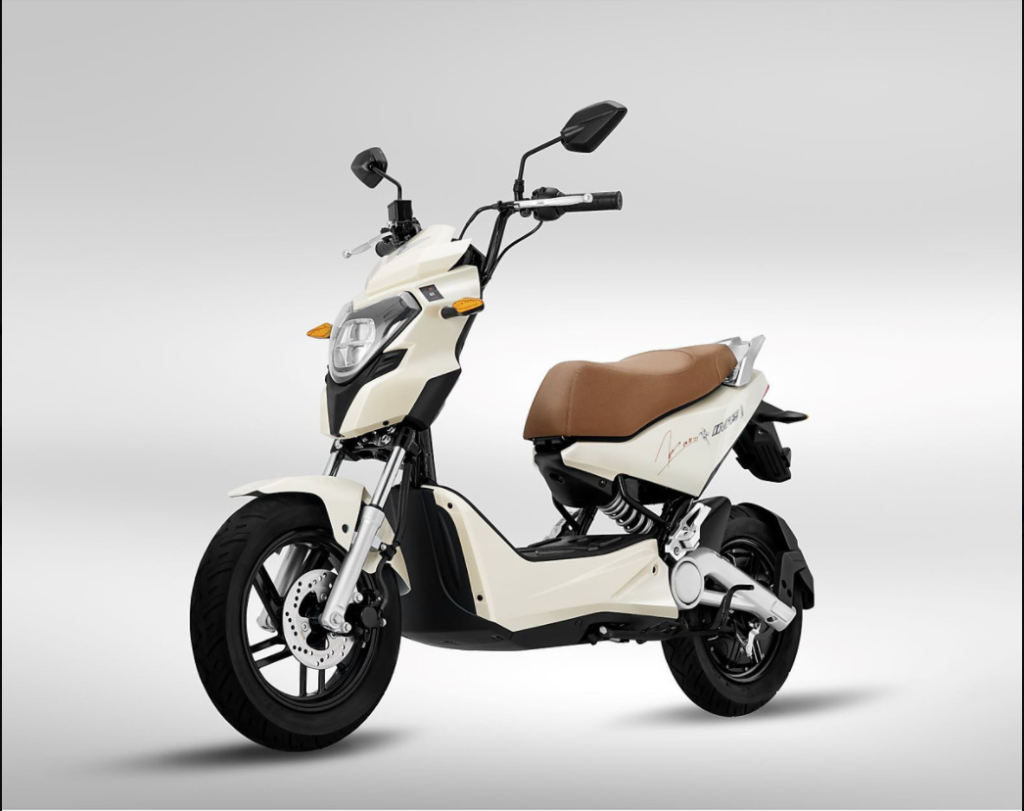 dân văn phòng rộ mốt đi làm bằng xe máy điện | HTebike-3