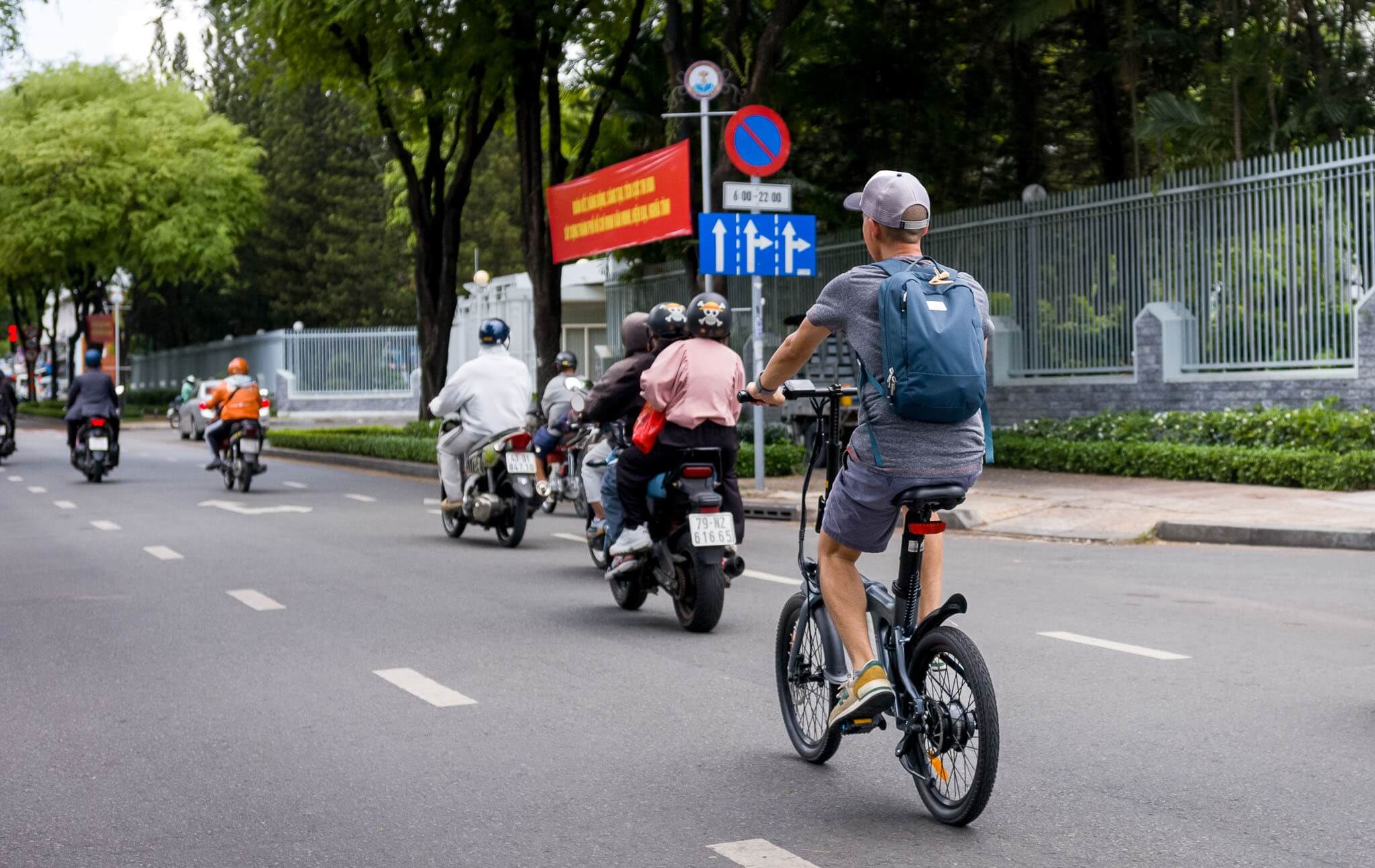 Giao thông tại Việt Nam hầu như không có làn xe riêng dành cho những người đi xe đạp.