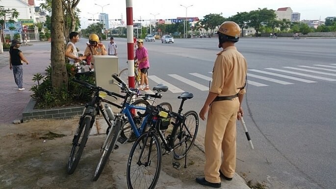 Người đi xe đạp điện phải bị kiểm tra nồng độ cồn và sẽ bị phạt tiền tùy theo mức độ vi phạm nồng độ cồn